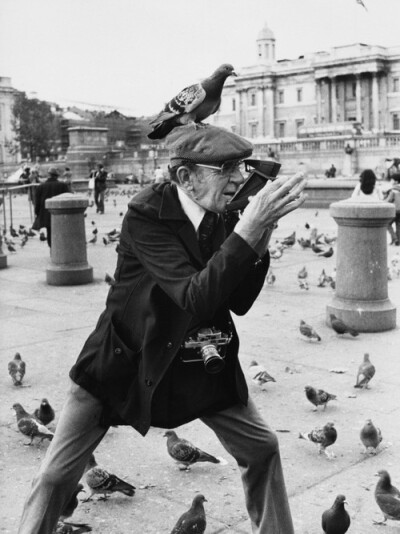 1978年，伦敦特拉法尔加广场上，一位摄影师正在创作。photo by shirley baker..