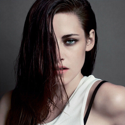 Kristen Stewart 比暮光里面的眼睛颜色还漂亮~