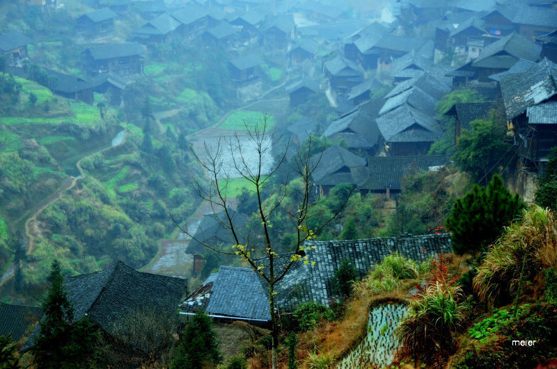 黔东南西江千户苗寨，是中国仅有的，世界无双的千户苗寨，1285户苗家的木质吊脚楼依山而建，层层相叠，鳞次栉比，气势恢弘，由于聚居着众多的苗族人，被誉为“苗都”。