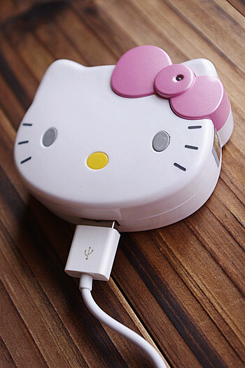 Hello Kitty iphone4 4s 苹果充电器 ~ 这么可爱的hello kitty充电器亲们见过吗？而且还很方便携带哦~~~