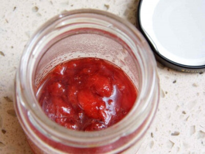 材料 草莓 白糖 柠檬汁 做法 1.草莓冲洗干净，淡盐水泡10多分钟。再冲干净，去蒂，破开，放砂糖，盖保鲜膜冰箱放一晚。
<br />2.将出水的草莓一起放入锅中，开中火煮沸，转小火煮，用工具把草莓分成小块，撇浮…