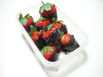 材料 草莓若干个，德芙黑巧克力一个。 做法15分钟 草莓清洗干净，为了美观起见，不要把绿叶拔掉。将巧克力融化。
<br />最后拿着草莓在巧克力上转圈沾上巧克力就可以了。
<br />关键之处是码盘要漂亮哦