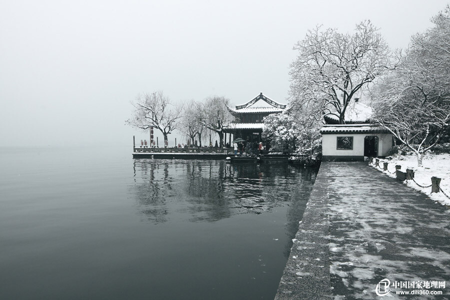 2013年的第一场雪，就像守时的信使一般在人们刚刚欢度元旦之后就在西子湖畔如期而至。这是老天爷的一次慷慨施舍，冬雪飘飘洒洒，足足下了两天两夜，把一个原本就美的让人嫉妒的西湖妆扮得分外出众。极目远眺，水天一色氤氤氲氲，唯长堤一横隐于茫茫烟气。远山浅黛层林一色，有亭台楼阁落于其间……（图片来源：地理论坛 作…