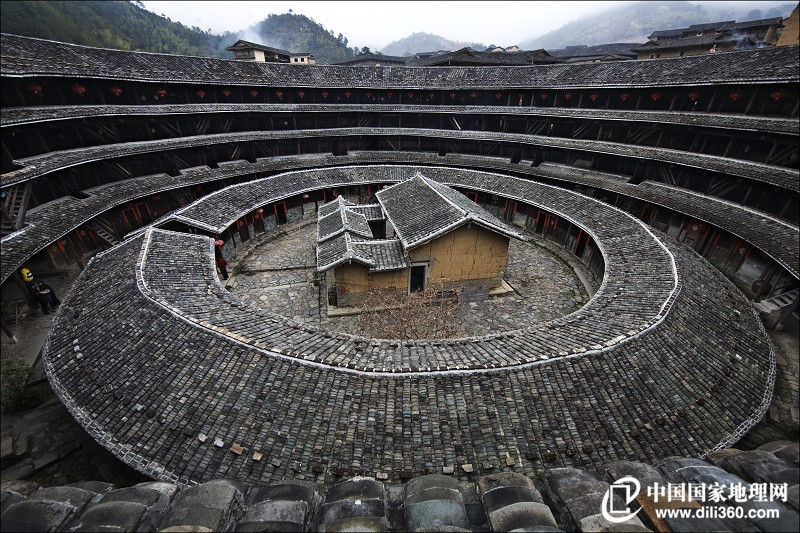 民居瑰宝——福建土楼 #1福建土楼包括闽南土楼和一部分客家土楼，总数约三千余座。通常是指闽西南独有的利用不加工生土，夯筑承重生土墙壁所构成的群居和防卫合一的大型楼房，形如天外飞碟，散布在青山绿水之间。主要分布地区以中国福建西南山区，客家人和闽南人聚居的福建、江西、广东三省交界地带，是世界独一无二的大型民居形式，被视为中国传统民居的瑰宝。2008年福建土楼46处被正式列入《世界文化遗产名录》。（图片来源：地理论坛 作者：醉石）