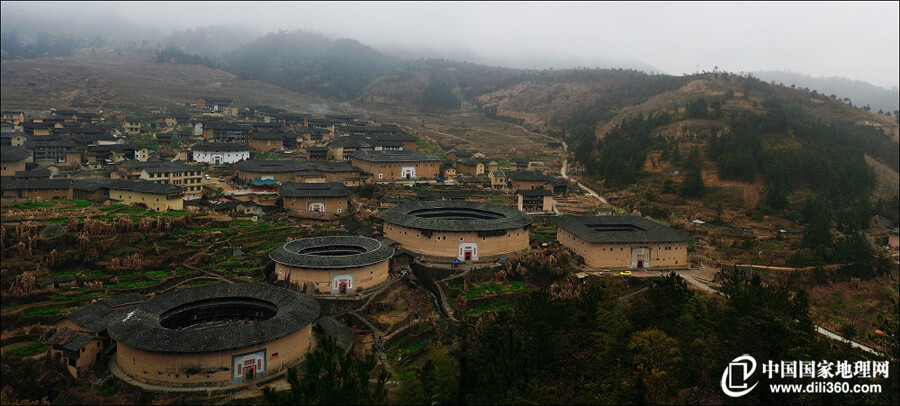 民居瑰宝——福建土楼 #8福建土楼包括闽南土楼和一部分客家土楼，总数约三千余座。通常是指闽西南独有的利用不加工生土，夯筑承重生土墙壁所构成的群居和防卫合一的大型楼房，形如天外飞碟，散布在青山绿水之间。主要分布地区以中国福建西南山区，客家人和闽南人聚居的福建、江西、广东三省交界地带，是世界独一无二的大型民居形式，被视为中国传统民居的瑰宝。2008年福建土楼46处被正式列入《世界文化遗产名录》。