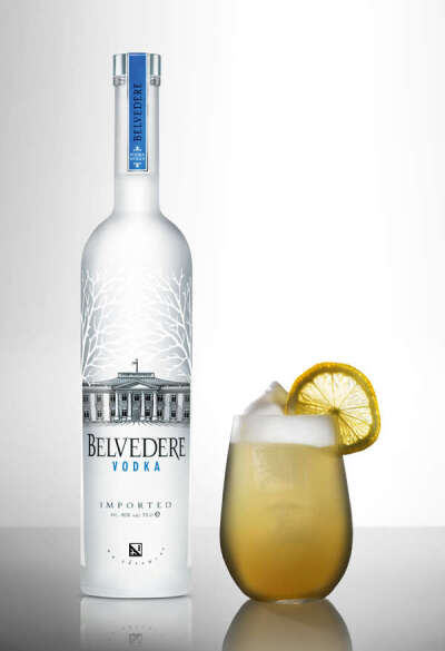 雪树冰爽柑橘鸡尾酒 Belvedere Chamomile Cooler 材料:50毫升雪树伏特加15毫升蜂蜜水(蜂蜜:水=1:1)，25毫升柠檬汁，少量糖浆，50毫升浓茶 调法:摇匀材料,倒进以柠檬片装饰的洛克杯。