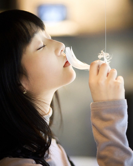 我们付出过的感情、珍惜过的相遇、曾经拥抱着以为可以永远在一起的人，原来有一天还是会失去，还是无奈要说一声再会。这时候，我们才发现，我们爱得比自己以为的要深许多。 ——张小娴