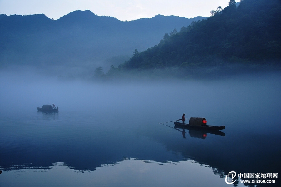 “江雾吞吐翠微中，淡绿深青一万重。此景只应天上有，岂知身在小东江。”记得有一首歌曲叫《看你千遍也不厌倦》，而小东江，你完全可以看上一辈子。小东江的美，是以神奇的云雾与诗情画意交织的美，这里的一山一水、一草一木都那么迷人，都洋溢着无与伦比的诗情画意。到小东江游览，仿佛是在诗与神话的交织中徜徉。（图片来…