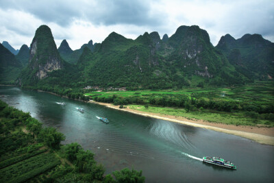 千百年来，桂林一直是人们旅游观光的宝地,这里有浩瀚苍翠的原始森林，有雄奇险峻的峰峦幽谷，有激流奔腾的溪泉瀑布，有天下奇绝的高山梯田...（图片来源：个人门户 作者：老马与小马）