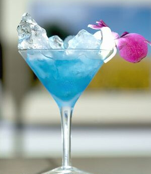 （冰冻）蓝色玛格丽特   （Frozen）BlueMargarita 【材料】龙舌兰60毫升蓝色橙皮酒30毫升柑橘酒5毫升鲜榨莱姆汁45毫升粗盐2茶匙莱姆【制法】将盐粒撒在碟子上莱姆片擦抹鸡尾酒杯缘再用杯口沾粗盐将所有液状材料与碎冰放入雪克壶中充分摇匀后过滤倒入杯口已沾有细盐酒杯放上莱姆片装饰