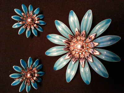 Sarah Coventry Blue Enameled Daisy Pin and Earring Set