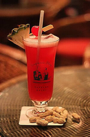 新加坡司令  材料：辛辣琴酒45ml，柠檬20ml，砂糖或糖浆2匙，樱桃白兰地15ml，苏打水适量 ，红樱桃、柳橙各一 　　 用具：调酒壶、搅拌长匙、平底杯 　　 做法： 　　1．将冰块和材料倒入调酒壶内，搅匀后倒入杯中。 　　2．加些冰块。苏打水.再倒入白兰地。以水果装饰