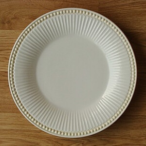 具有纯正而优雅的宫廷气质，带有欧洲古典艺术的端庄和优雅。盘边珠链设计，触感卓越，细腻生动，凭添了几分法式乡村情调。这一系列瓷器的纯色釉，有着如金色沙滩和珠贝一般的暖暖的情调，具有温和亲切的重量感，与实木、真皮、棉麻等天然材质搭配有着十足的默契，与美式法式古典家居，乡村家居、简约家居都能有很好的搭配。