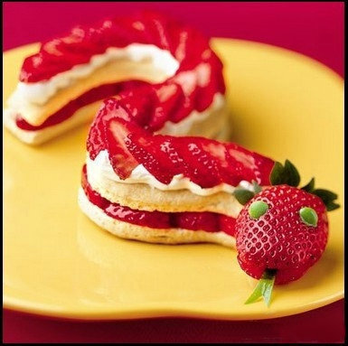 据说是伦敦某餐厅为庆祝中国新年推出的“蛇年甜点”。