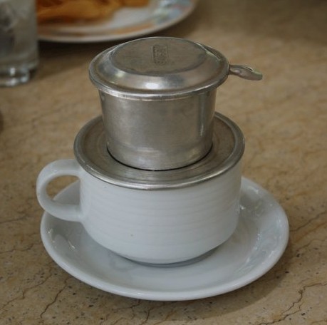 简单的越南滴漏咖啡壶,伴着咖啡香气,慢工等待的过程.