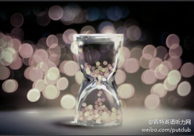 Love is like an hourglass，with the heart filling up as the brain empties.——爱情就像沙漏，心满了，脑子就空了。