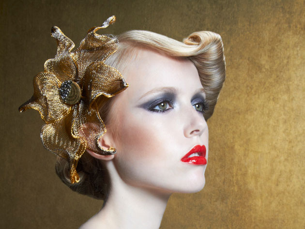 COLETTE MALOUF 出身时尚业的 Colette Malouf，父亲靠经营奢华家居服起家，成长过程中身边不乏羽毛围巾、蕾丝睡衣与饰有珠宝的长袖罩衫，长大后很快便建立起自己的事业。毫不令人意外地，她的作品经常以施华洛世奇元素作为点缀。 她设计的首款马尾辫发夹在一年内狂销 10 万支，到了第二年（1988 年），她的发饰产品收益已超过 100 万美元，更被《New York Magazine》誉为明日之星。