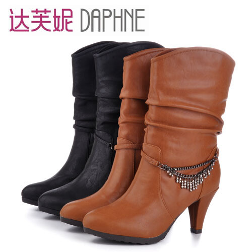 2012新款Daphne/达芙妮冬款正品女鞋 时尚皱褶挂链高跟中筒靴子 ￥239.0