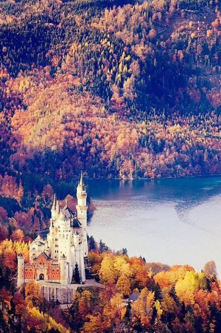 德国新天鹅城堡。不管外面的世界如何喧哗，我们总有一个可以休憩的心情城堡。