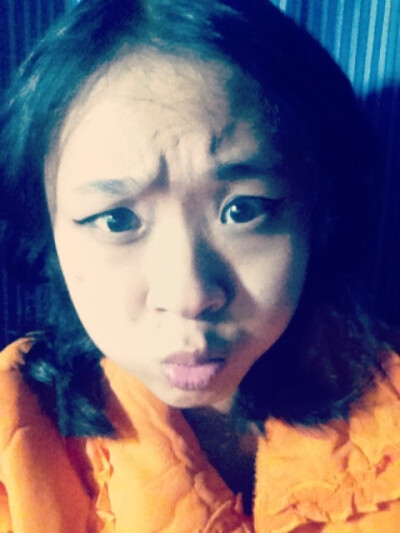 撒个娇 卖个萌。