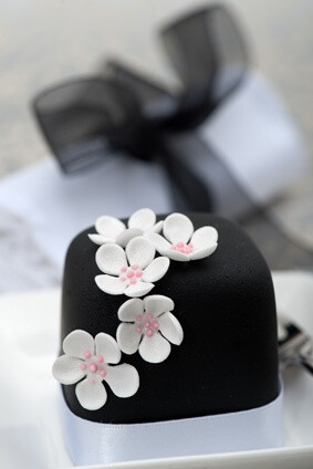 White Blossom Mini Cakes