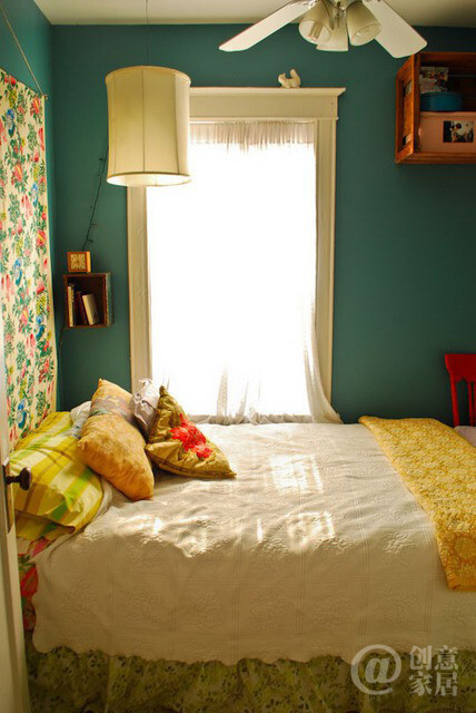 温馨温暖的小卧室，墙壁的颜色看起来挺别致的哦~