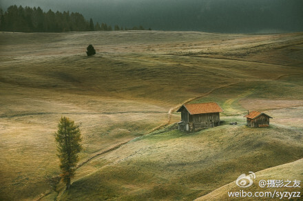 http://t.cn/zj9QgcM【MICHAEL BENNATI 世界尽头冷酷仙境】丹麦摄影师Michael Bennati在多洛米蒂山脉的旅行时拍摄到这些照片。照片里安静的镇子、日落前的金色雾霭、低头安静吃草的小兽，总会让人想到村上春树《世界尽头与冷酷仙境》里的冷酷仙境。