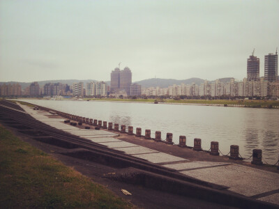 【河濱公園】出外踏青，騎腳踏車，吹著涼爽的風，廣闊的道路使你覺得渺小，在繁華台北是很少見的。 【河滨公园】出外踏青，骑脚踏车，吹着凉爽的风，广阔的道路使你觉得渺小，在繁华台北是很少见的。