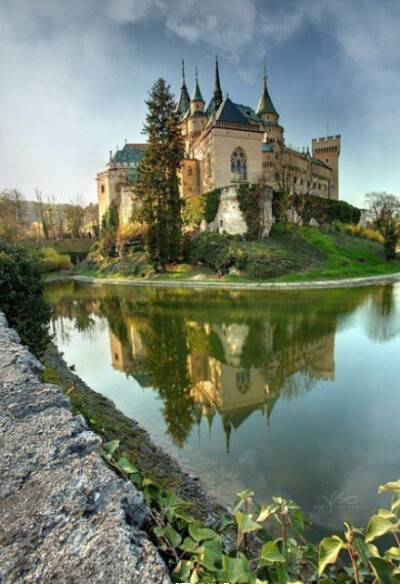 【斯洛伐克最古老的城堡之一 波切尼斯城堡】传说19世纪，城堡主人爱上了一位法国姑娘，姑娘的父亲却嫌弃城堡不够豪华，要求装潢满意之后才能将女儿许配给他。于是城堡主人前后花费22年时间，才将城堡改建一新。只可…