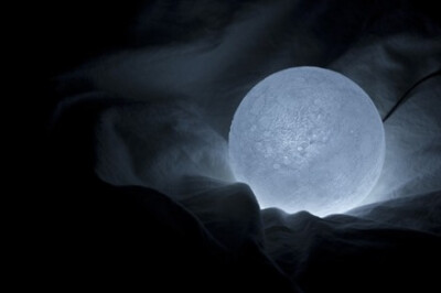 不仅仅是简单的月亮形式的 Led 灯，日本 Nosigner 设计工作室也细心的参照卫星所记录下来的月球表面的各种细节，所呈现的一个完整仿制的缩小版，所以并非是随便弄几个纹路的光球而已。它发光的颜色很喜欢，能感觉到…