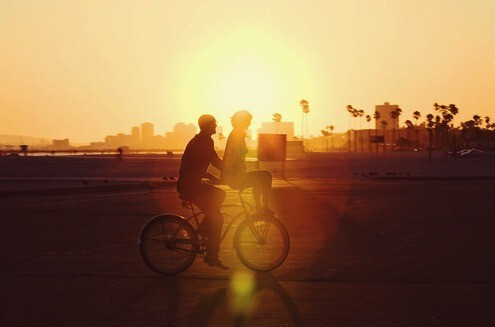 I long for a journey of time with you on bicycle,moving forward without ceasing.So lovely. 想和你一起踩着单车去经历一趟时光旅行，就这样一直前行， 想和你一起踩着单车去经历一趟时光旅行，就这样一直前行，一直美好。