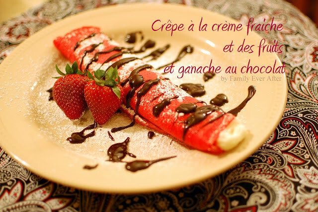 Crepe au creme fraiche et des fruits et du chocolat