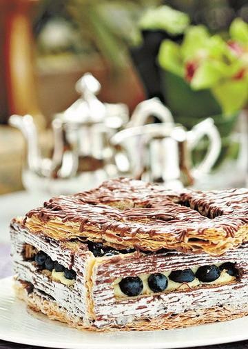 拿破仑蛋糕的法文名为Mille feuille，即有一百万层酥皮的意思，所以它又被称为千层酥，它由三层啡色的千层酥皮，夹两层吉士酱制成，材料虽然简单，但酥皮的制作过程却极繁复。拿破仑蛋糕配上鲜果是最理想的组合，不…