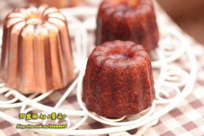 可露丽 Cannelés / Canelés 可露丽的来源有很多传说。有一个比较古老的版本讲 在法国革命发生之前，那时的酿酒厂都用蛋白来清澈他们的酒，蛋黄就多余了。有一个位于Bordeaux的修女院，那里的修女用当地酿酒厂捐给…