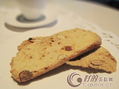 Biscotti，也叫意大利咖啡饼干 在意大利 Biscotti 已经有几世纪的历史了，由于 Biscotti 烤的方式，饼干中的水份都被烤干，变成不易变质并且耐存放，所以相传最早是海上航行的最佳选择，长时间的航行都是带着这种可…