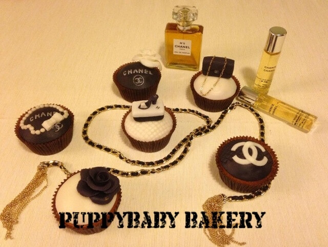 mini Chanel cupcake .小巧可爱的香奈儿杯子蛋糕，超级大牌的白加黑，bling~bling的手链。感兴趣请戳：puppybaby .taobao.com