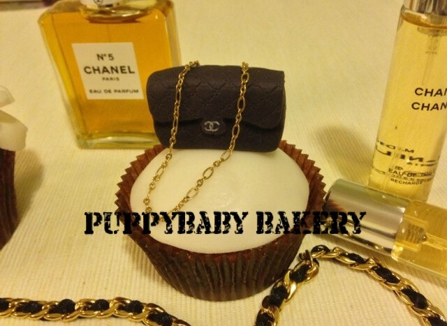 mini Chanel cupcake .小巧可爱的香奈儿杯子蛋糕，超级大牌的白加黑，bling~bling的手链。感兴趣请戳：puppybaby .taobao.com