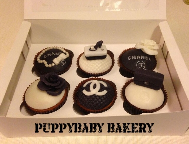 mini Chanel cupcake .小巧可爱的香奈儿杯子蛋糕，超级大牌的白加黑，bling~bling的手链。感兴趣请戳：puppybaby .taobao.com