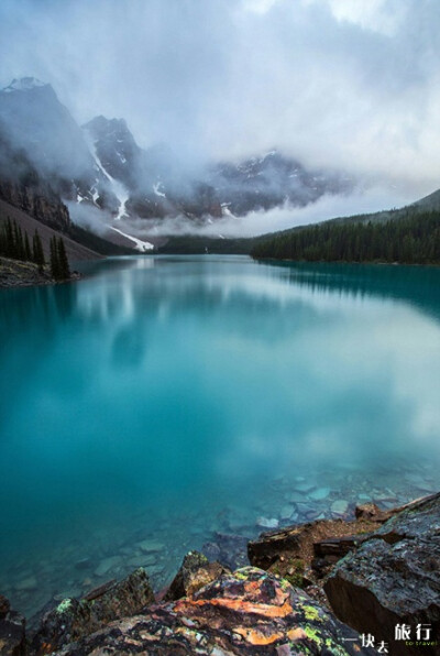 【加拿大 梦莲湖】有如镶嵌于加拿大班夫国家公园中的一颗美玉，淡淡的云雾在湖面上空盘旋，整个画面有如仙境一般。