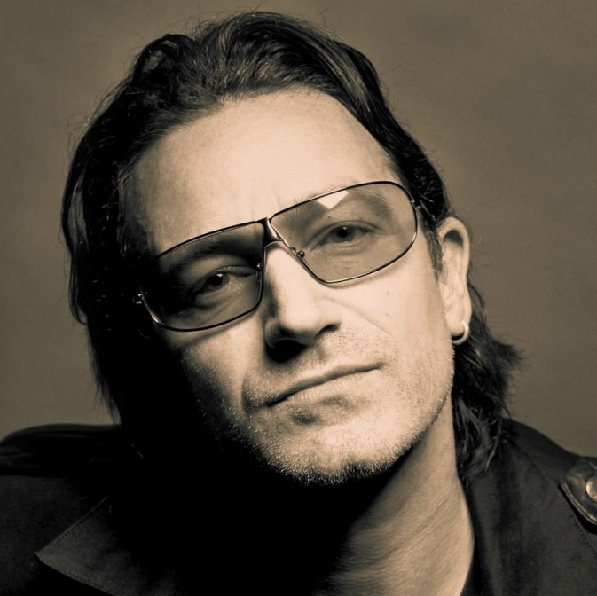 波诺（Bono，1960年5月10日－）爱尔兰摇滚乐队U2的主唱兼旋律吉他手，乐队大多数歌词皆出自博诺之手，而且擅用歌词表达对政治、时局、社会的看法，近来则根据家庭生活个人经验作为歌词来源。