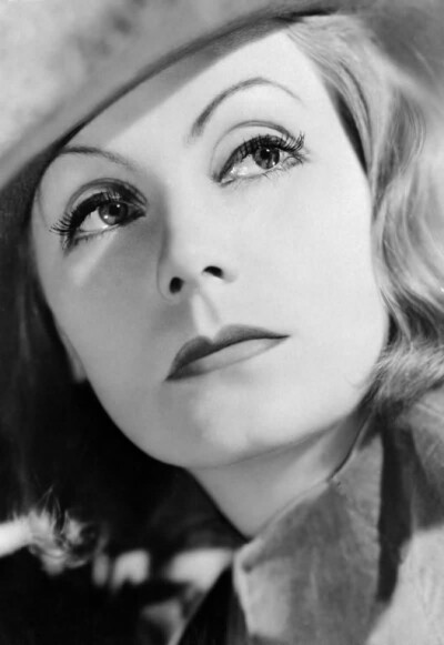 葛丽泰 嘉宝（Greta Garbo，1905年9月18日－1990年4月15日），电影女演员。生于瑞典斯德哥尔摩，1990年4月15日因肺炎逝于美国纽约。她是电影史上最著名的女明星之一。曾获颁奥斯卡终身成就奖。1999年，她被美国电影…