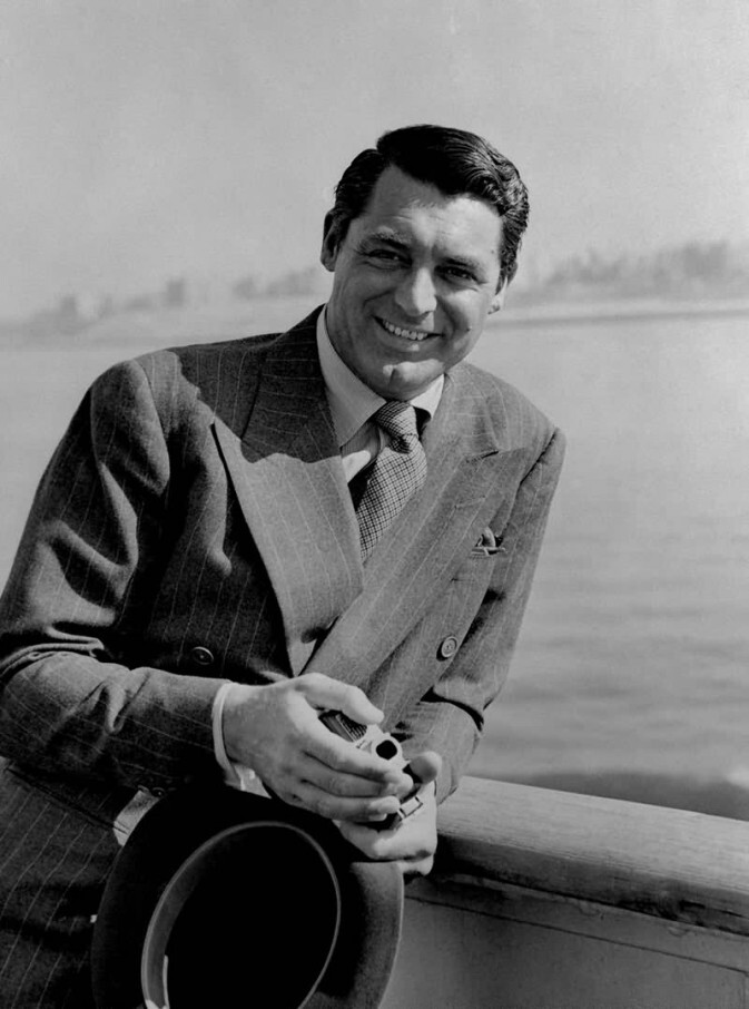 加里 格兰特（Cary Grant，1904年1月18日－1986年11月29日），另译卡莱·葛伦，真名阿奇博尔德·亚历山大·利奇（Archibald Alexander Leach），是一位美国电影演员，加里·格兰特为他的艺名。 美国电影学会的AFI百年百大明星‎排名中将他列为男影星第2名 。 加里·格兰特生长于英国贫家，14岁失学加入马戏团巡回演出，16岁在美国纽约演舞台剧5年，成名于西岸好莱坞，担纲演出数部“紧张大师”希区考克执导影片； 加里·格兰特是美国共和党支持者，虽然他认为影星不宜公开发表其政见。