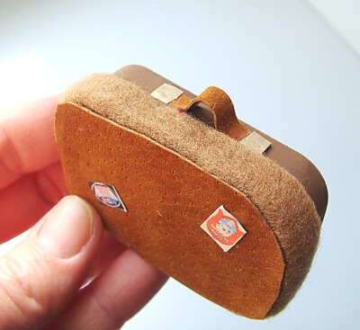 This little suitcase contains a tiny Amsterdam complete with felt mat, canal homes, bridges and bikes. http://smallworldland.blogspot.com/2013/02/little-amsterdam-in-suitcase.html Small World Land blo…