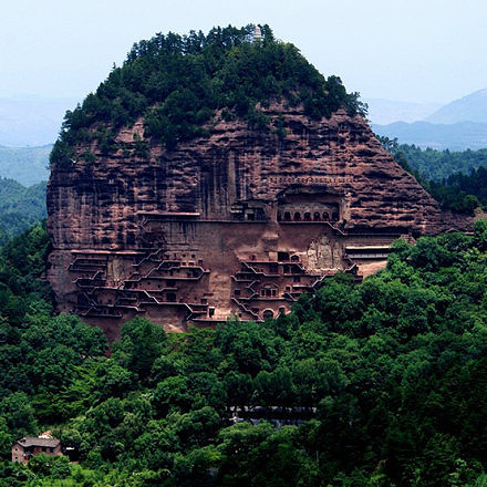 中国四大石窟之一麦积山石窟，美丽天水“麦积烟雨”。攀上山顶，极目远望，四面全是郁郁葱葱的青山，只见千山万壑，重峦叠嶂，青松似海，云雾阵阵，远景近物交织在一起，构成了一幅美丽的图景，这图景被称为天水八景之首的“麦积烟雨”。