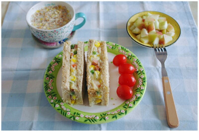 土豆泥沙拉Sandwich，圣女果，水蜜桃，杂粮麦片