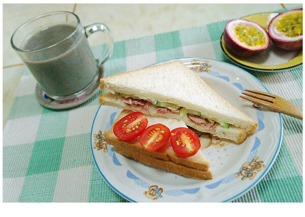 吞拿鱼Sandwich，圣女果，百香果，黑绿豆浆