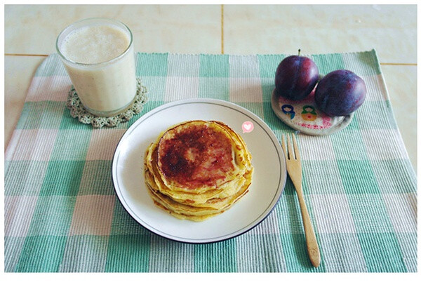 蓝莓果酱沾pancake，西梅，香蕉牛奶