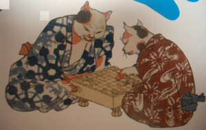   歌川国芳的【猫身八毛意】，其中的两只正在走棋，一只谨慎小心，一只面露喜色，把人画成宽衣大袖的弈棋猫，还这么得体，传神，不分何处是人何处为猫，过了人猫的界限，猫也虔诚，入了人界。