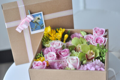 一位孝顺女儿送给妈妈的温馨风格花盒。