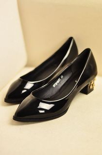 美丽新款简约欧美风尖头鞋铆钉粗跟中跟女鞋单鞋黑色亮皮工作鞋